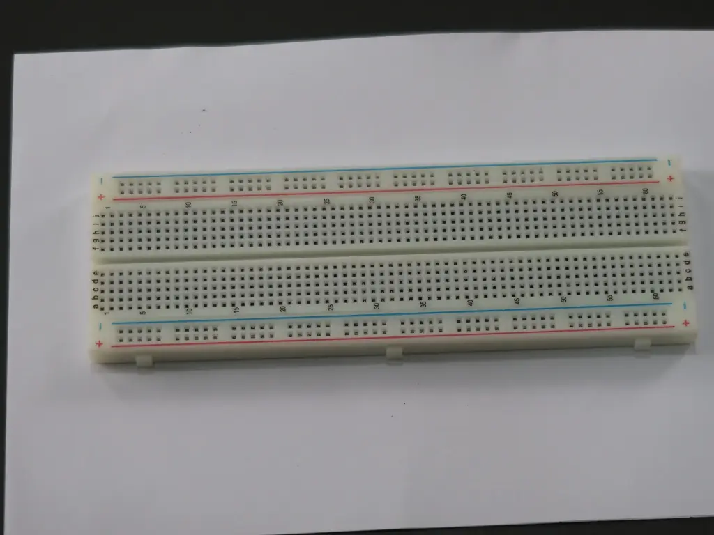 Placa manual de montagem de componentes por inserção de pinos/contactos (breadboard)