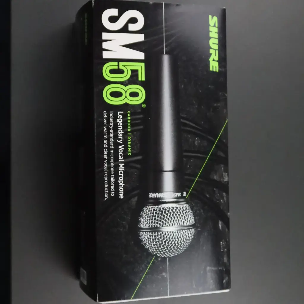 Microfone com fios e tripé de suporte