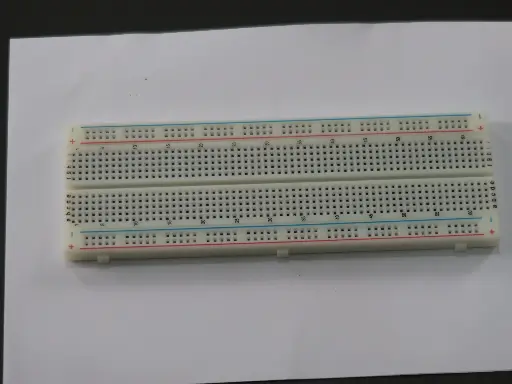 Placa manual de montagem de componentes por inserção de pinos/contactos (breadboard)