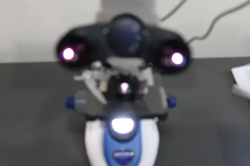 [ST.FT24_1] Microscópio didático de laboratório