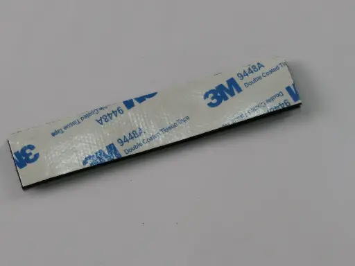 Fixador adesivo para o pacote de pilhas