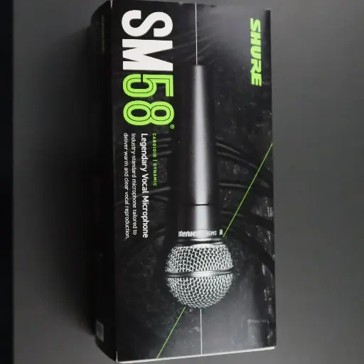 Microfone com fios e tripé de suporte